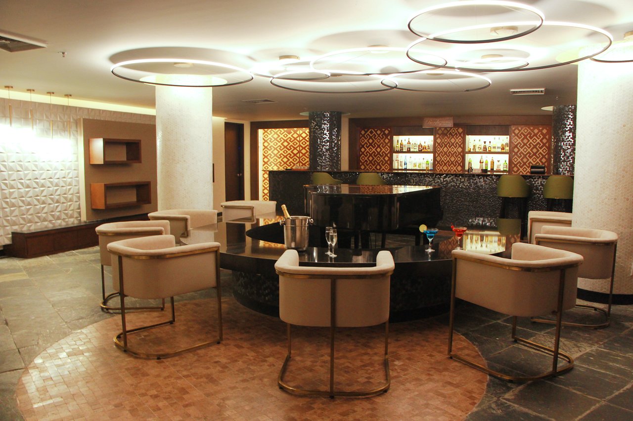 Lobby bar un encuentro con amigos en un ambiente suave con música de piano. Abierto todos los días