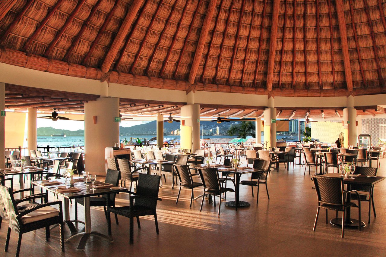 Restaurante El Pescador con vista a la bahía de Acapulco, abierto todos los días para comida y cena a la carta.