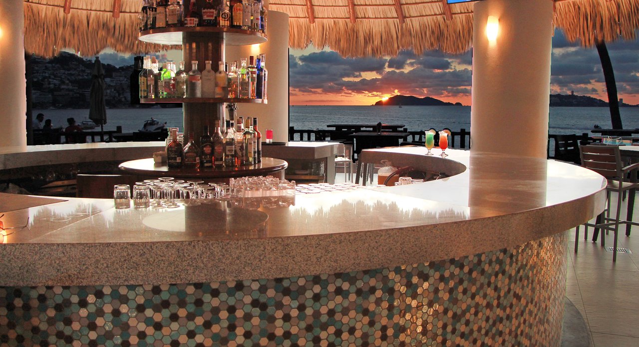 Barracuda el lugar perfecto para sentir el atardecer frente a la bahía de Acapulco, variedad de bebidas y entretenimiento. Abierto todos los días
