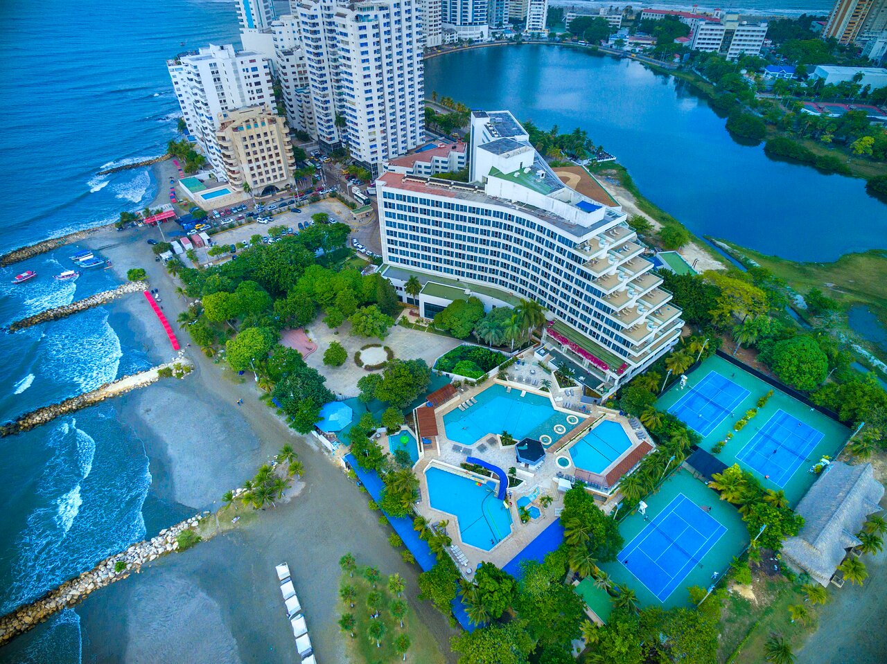 El Hilton Cartagena esta ubicado en la punta de una peninsula de calmadas y calidas aguas