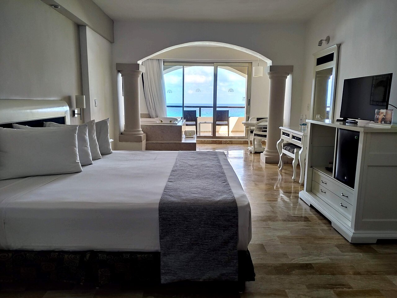Golden Room ocean View. furnished balcony, Flat screens, hair dryer, security box, telephone, alarm clock radio, ironing set, air conditioning, in room double Jacuzzi.
Special Amenities: 
WIFI
•	Fruit plate & bottle of sparkling wine
•	1 One private in suite special dinner
•	Bathrobes for use during stay
•	Slippers for use during stay
•	Coffee Maker 
