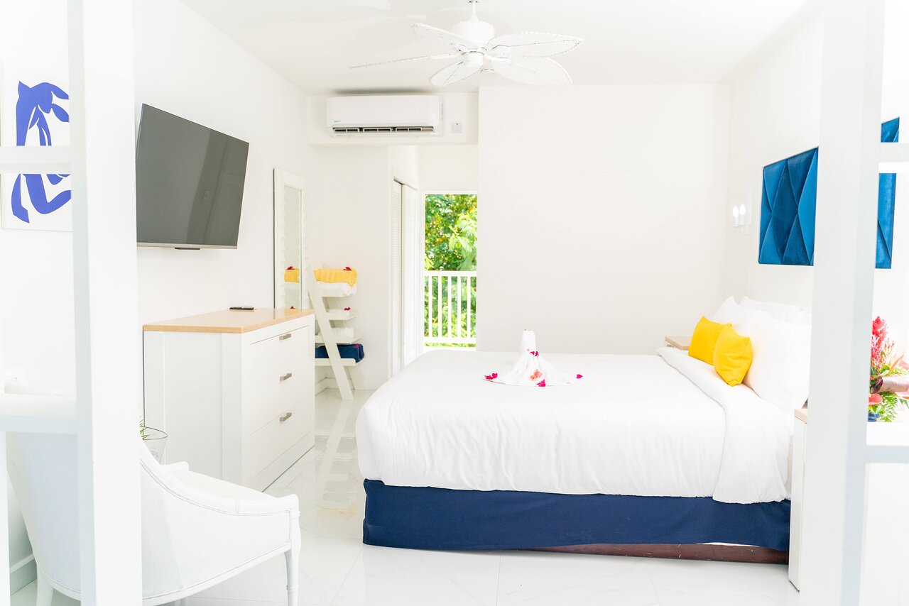 The Soco Junior Suite stretches to an area of 280 sq. ft. A total of 2 occupants can be accommodated comfortably in this well-accessorised Junior Suite. These Junior suites are characterised by their marvellous enclosed balconies/patios with an attached seating area, a majestic king size bed, free Wi-Fi, a workstation, ironing facilities, an electric kettle and much more. The suites also come decked with a flat-screen TV that lets occupants browse through their favourite channels.