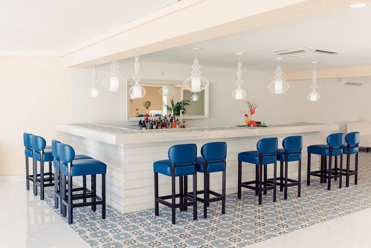 Don't miss our champagne party that is held every Monday at this lobby bar. It is the way we say thank you to our guests.