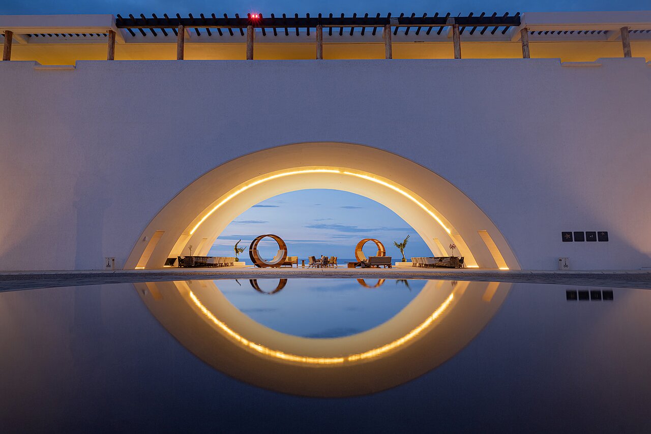 As soon as you arrive at Marquis Los Cabos, you’ll be welcomed under the arch of our Lobby, an impressive architectural masterpiece designed to reflect the natural beauty of Baja California Sur.