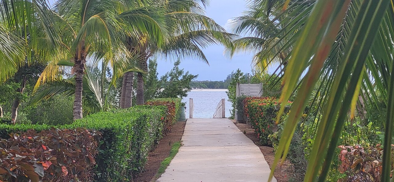 Un lugar donde cada rincón te abraza con calidez, un refugio de paz donde el ruido del mundo se desvanece, un entorno perfecto para crear momentos inolvidables en pareja.Un lugar donde cada huésped es recibido como parte de la familia.