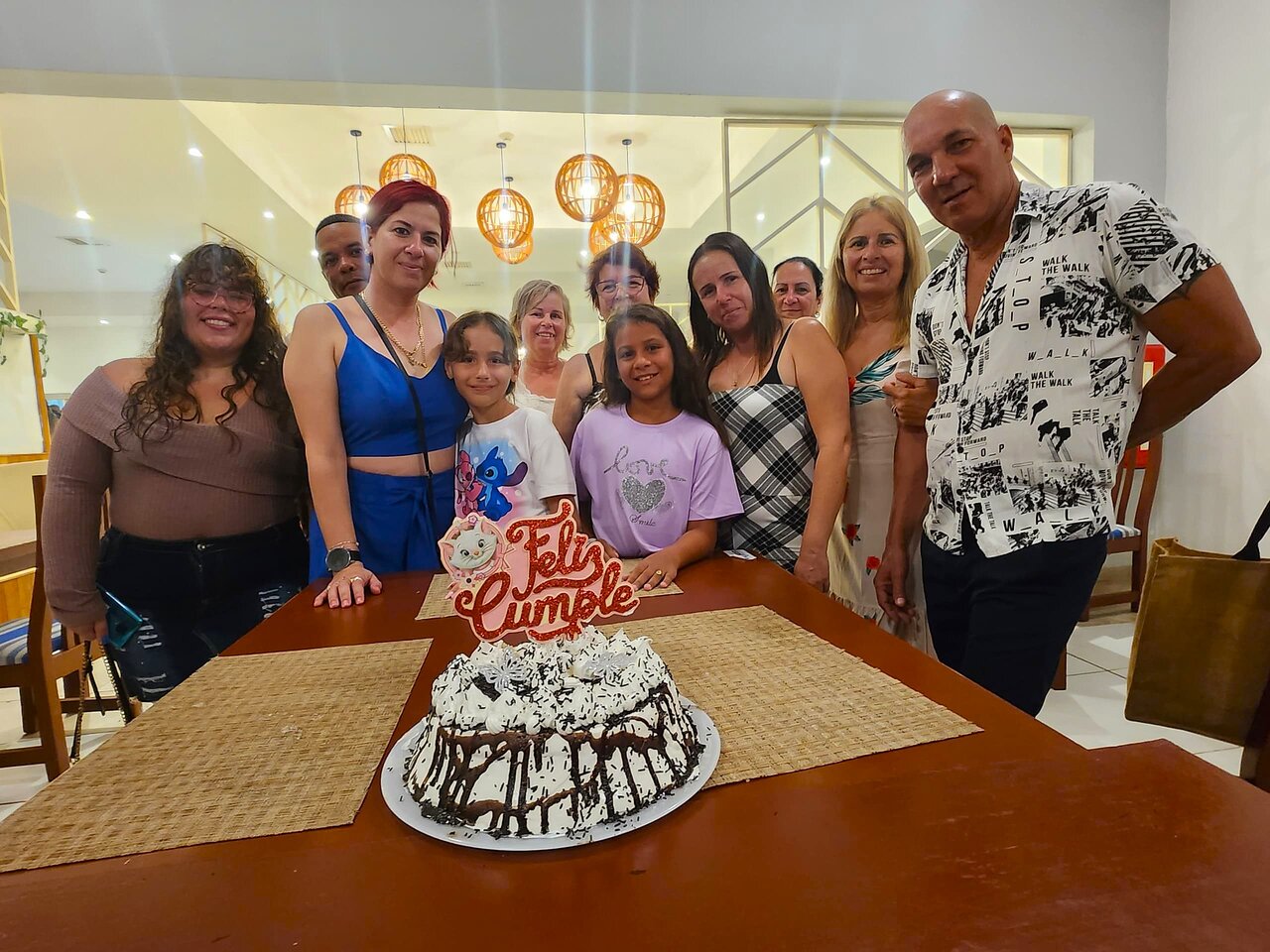 En Starfish Cayo Guillermo, los momentos especiales se viven con alegría y calidez. En esta imagen, un grupo de personas comparte una celebración con un hermoso pastel decorado, reflejando el ambiente acogedor y festivo de nuestro hotel. La iluminación tenue, el entorno elegante y la compañía perfecta crean recuerdos inolvidables para nuestros huéspedes.