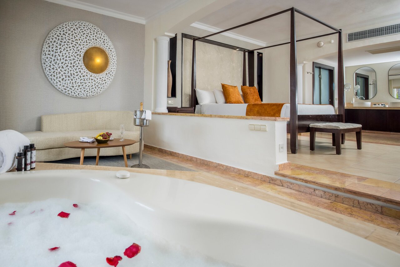 Club Junior Suite With Jacuzzi