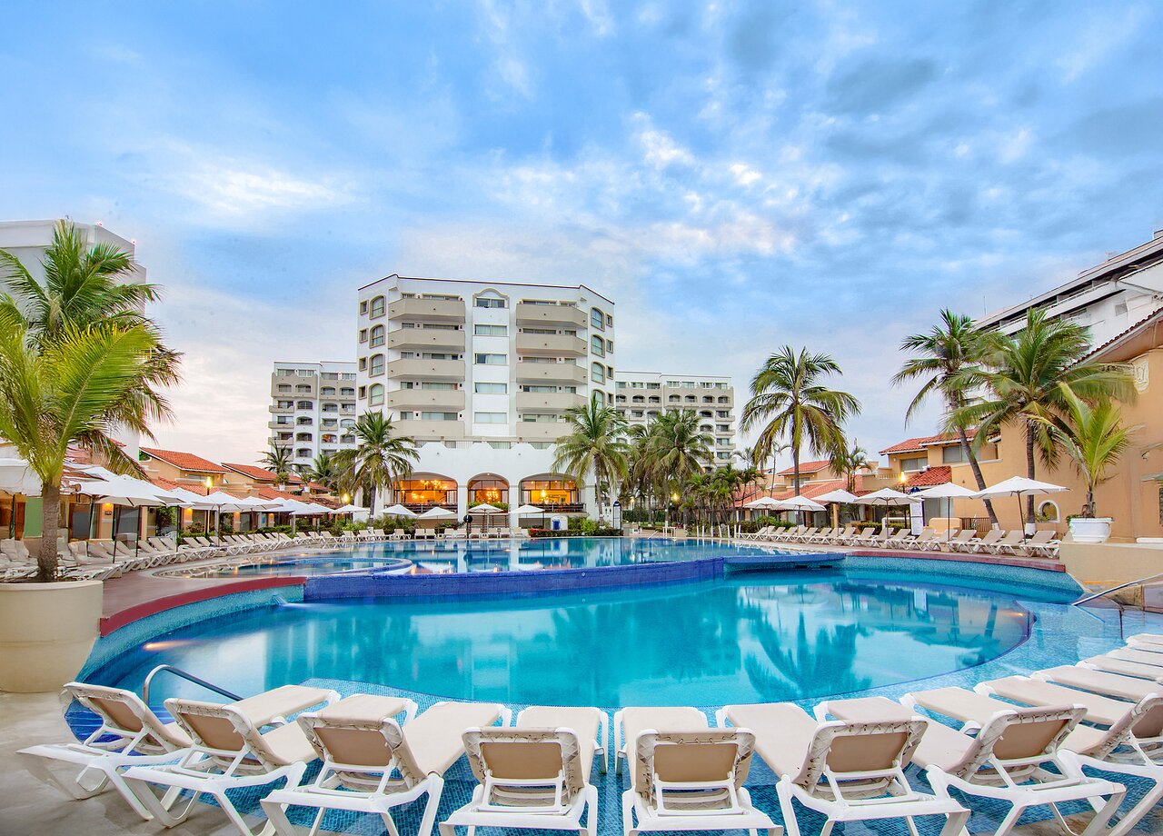 Tesoro Ixtapa, rodeado de vegetación tropical y frente al Pacífico. Desde aquí se aprecia la amplitud del hotel, sus áreas abiertas y la cercanía con la playa, creando un entorno pensado para descansar, desconectarse y disfrutar