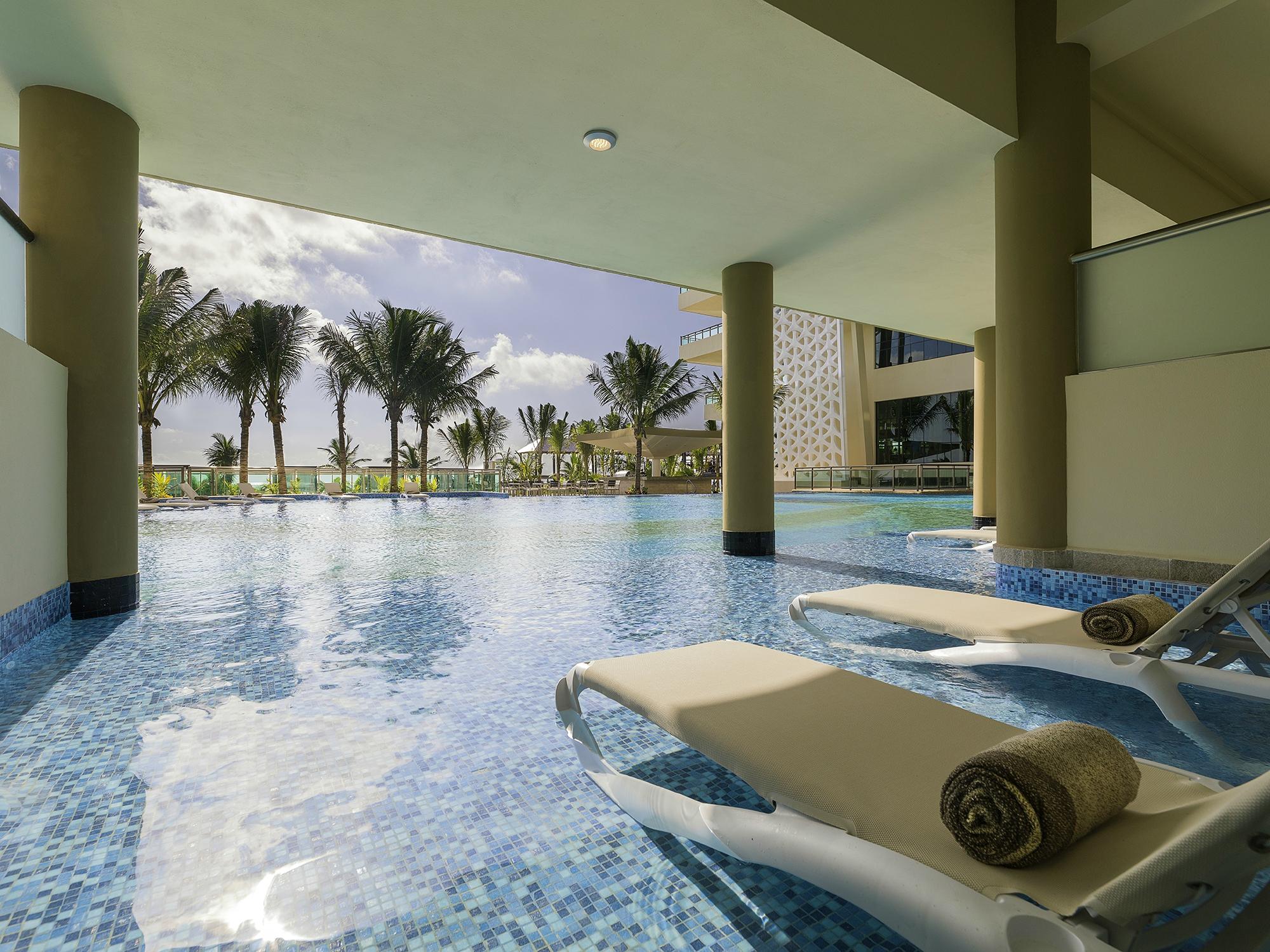 Oceanfront Swim Up Suite