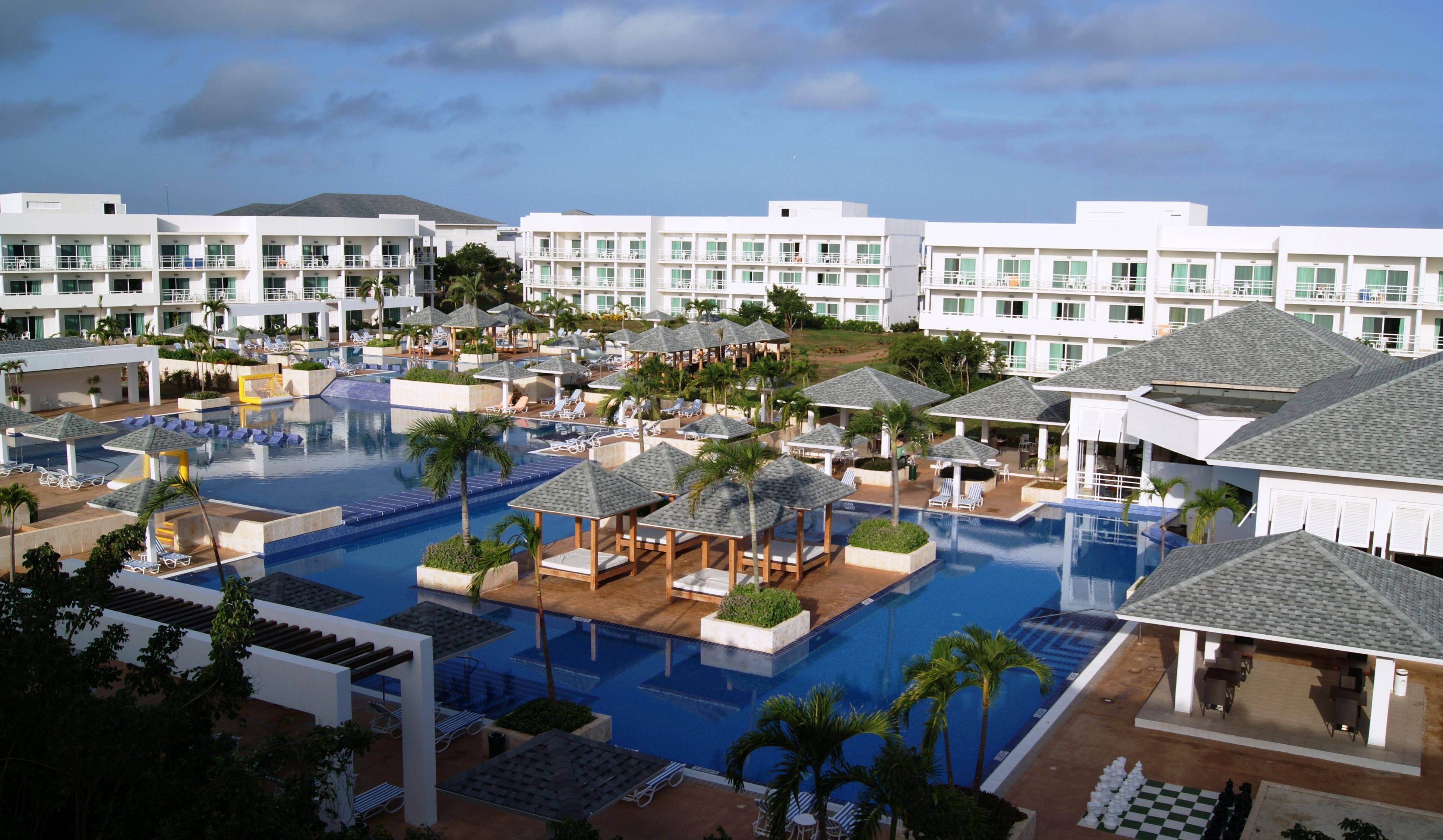 Swimming Pool Perla Blanca side