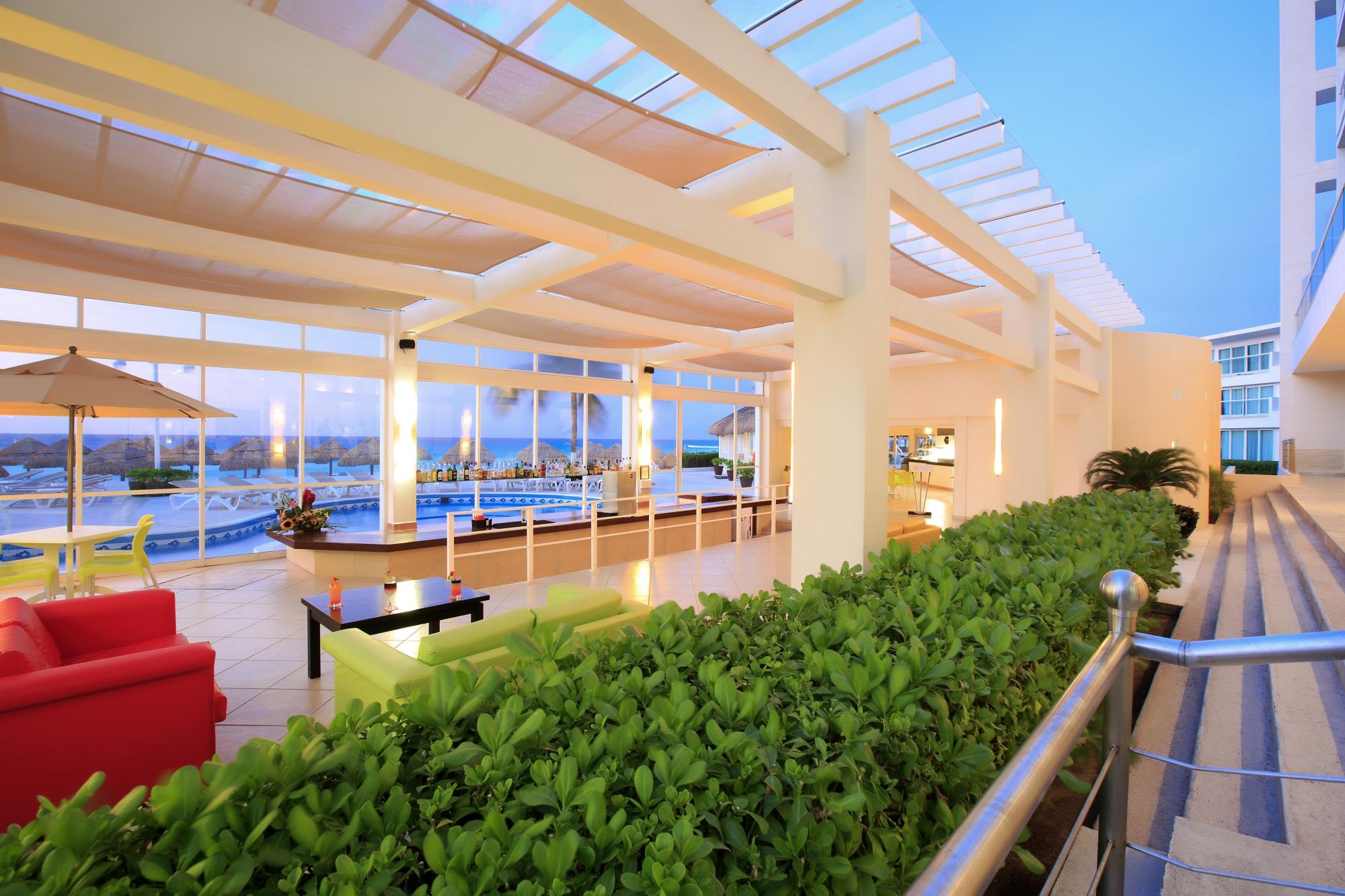 Swim up bar 2