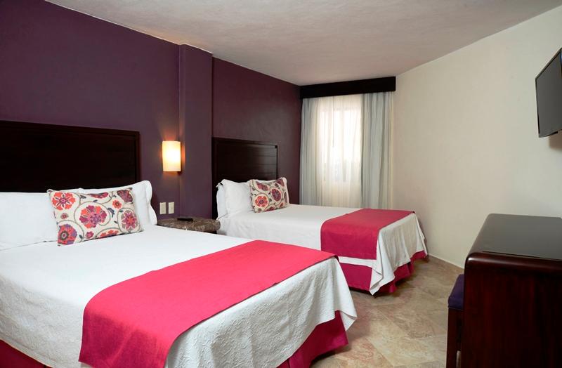 2 Bedroom Suite - Bedroom with 2 double beds