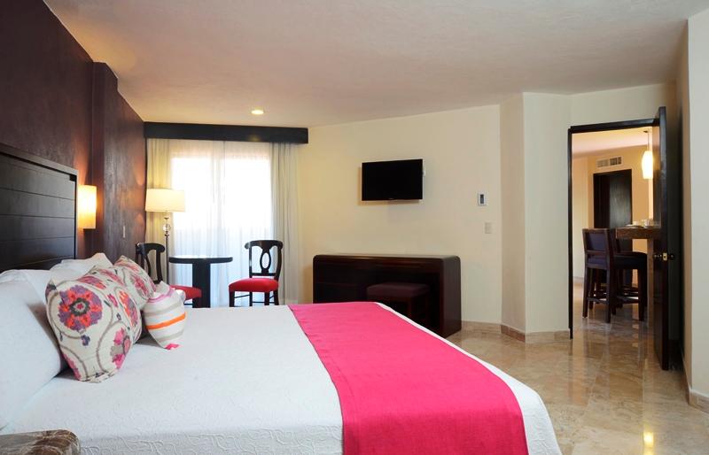2 Bedroom Suite - Bedroom with 1 king bed