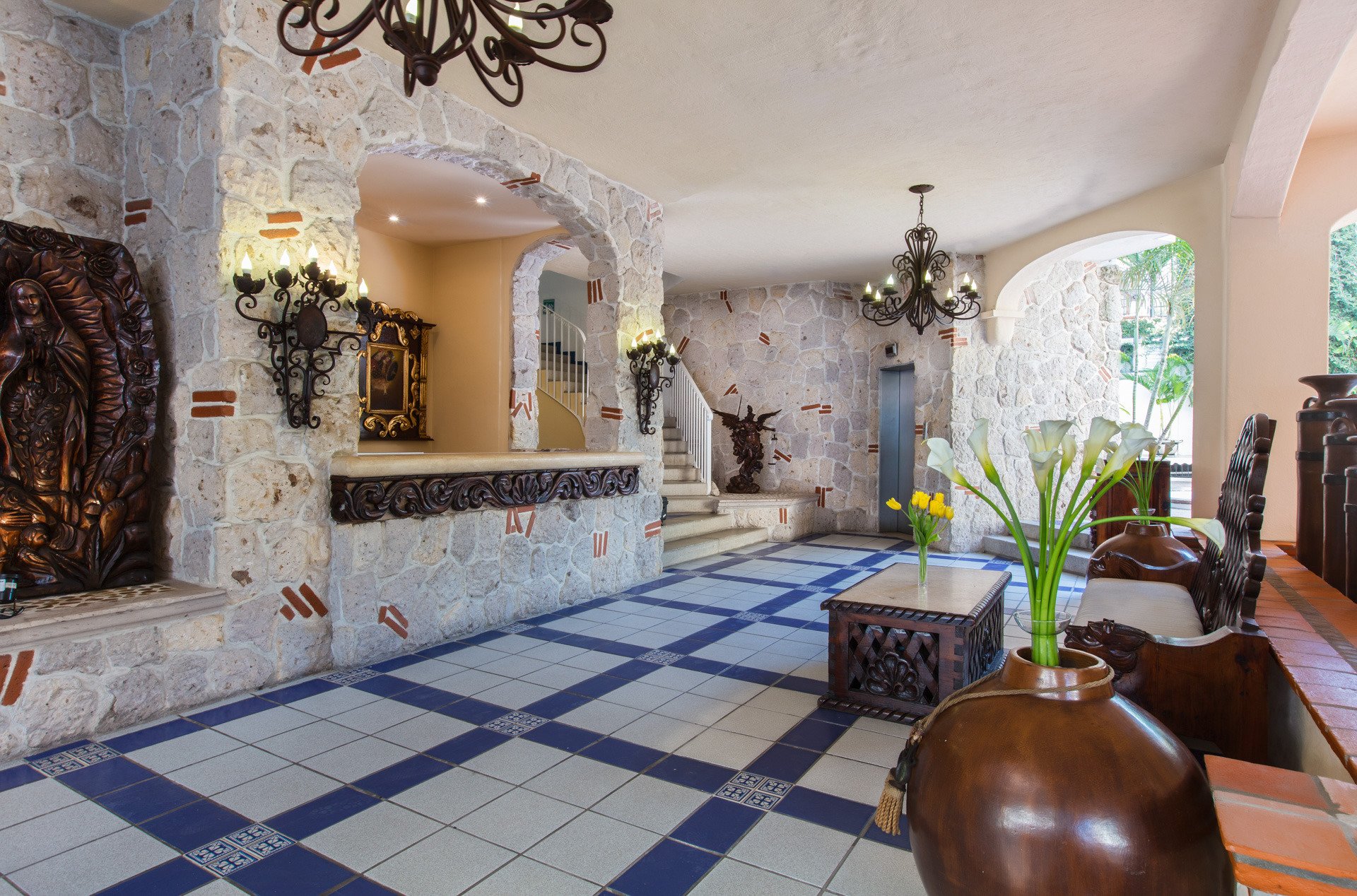 Lobby Hotel Los Arcos Suites. Estilo y tradición Mexicana. 