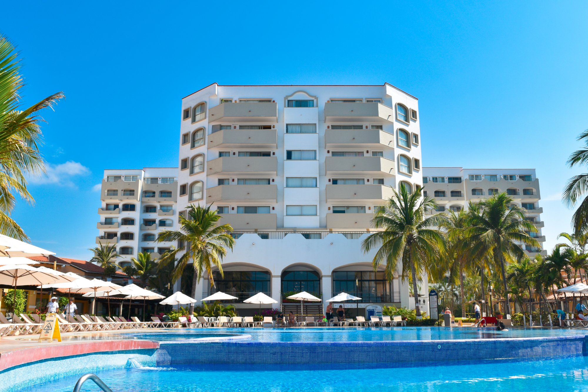 Vista de la Alberca al Hotel