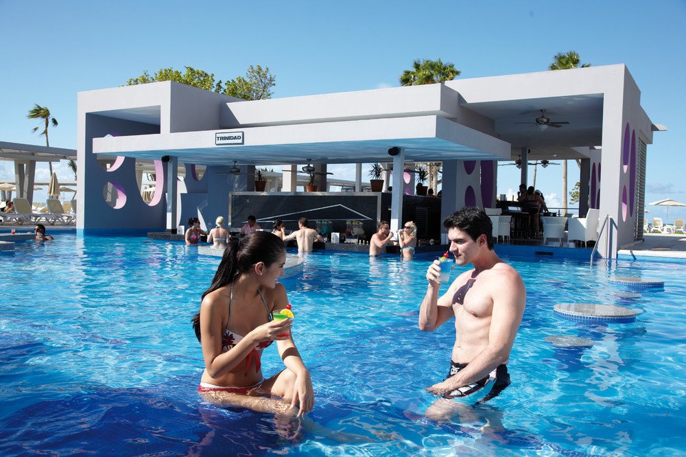 Swim-up bar