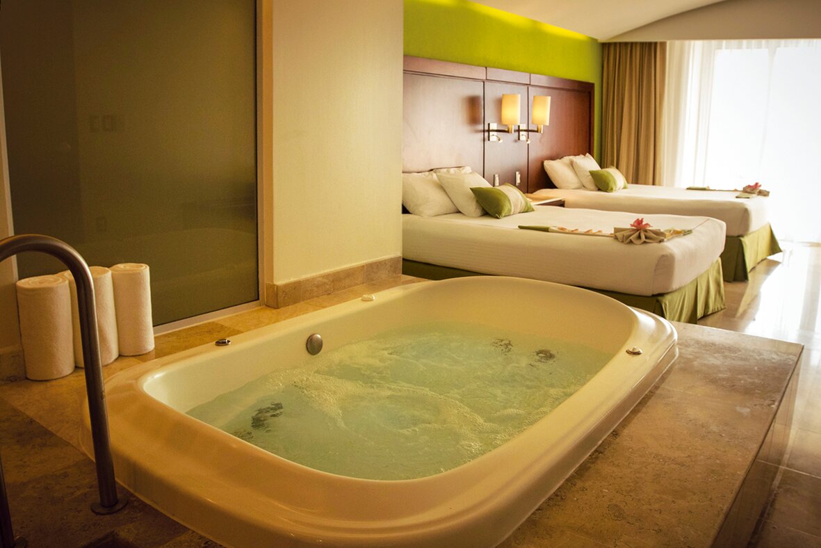Habitación Luxury Suite, con amplia terraza, jacuzzi y vista al océano.
