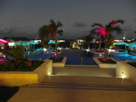 Upper pool at night/Piscine du haut soirée