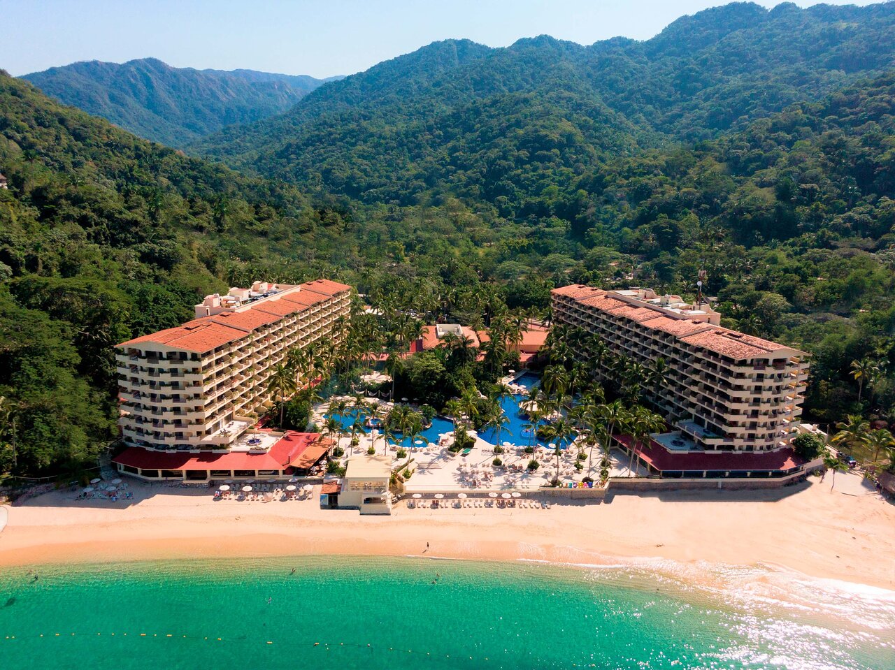 Barceló Puerto Vallarta  is located on the shores of the beautiful Mismaloya Beach in the south of Puerto Vallarta. It is surrounded by lush mountains and boasts incredible views of the Pacific Ocean. Enjoy our Mexican-style hotel which is distinguished by its excellent service, categorized as a 5 star and 4 diamond hotel by the AAA.