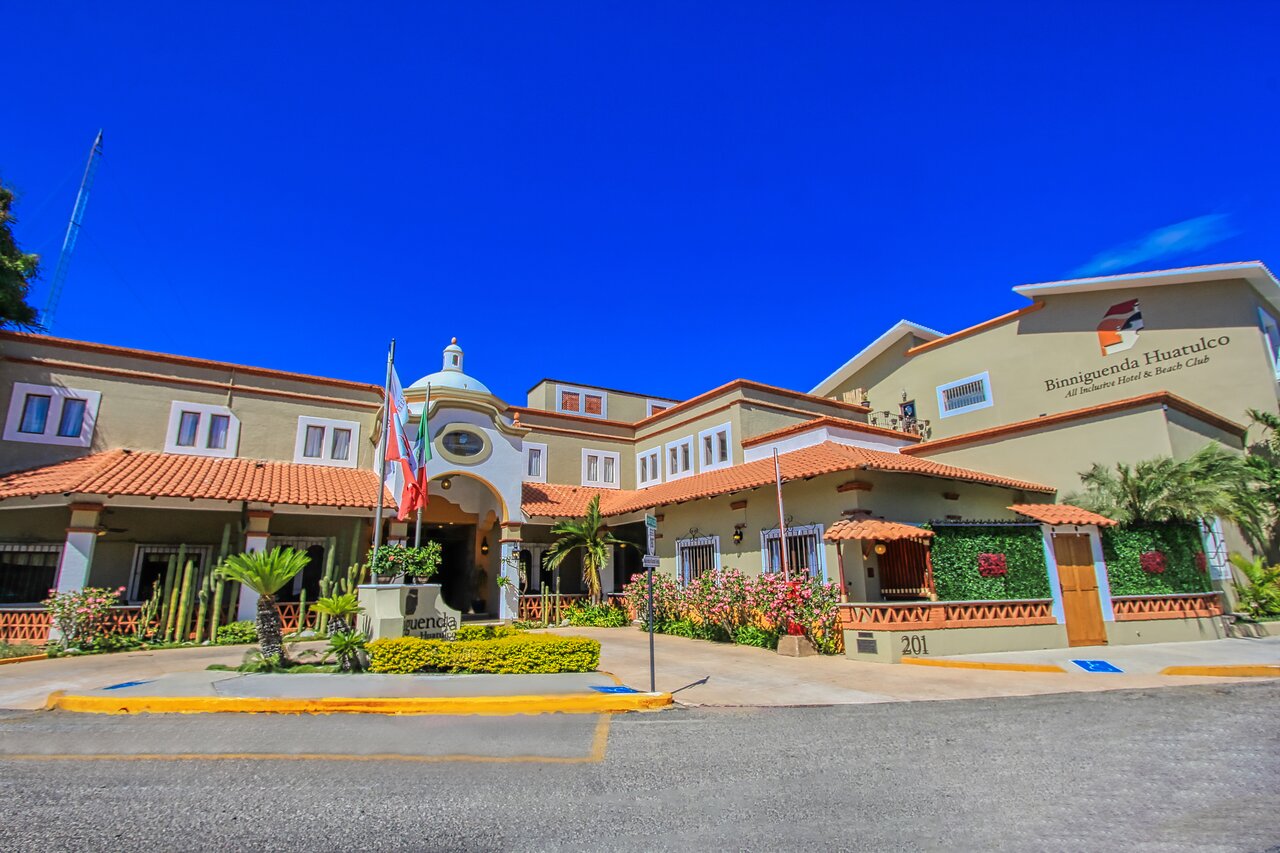Tradición, Diversión y Descanso Hotel binniguenda huatulco playa reservar hospedaje habitacion, Ubicado en el corazón de la Bahía de Santa Cruz, nos distingue nuestra historia, arte y entretenimiento.  Conformado por 108 habitaciones, 3 restaurantes y acogedores espacios públicos con atención al detalle, harán del concepto All Inclusive una auténtica experiencia para disfrutar de unas vacaciones inolvidables.