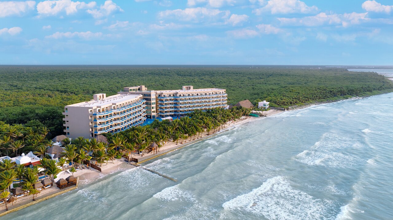 Vista aérea de El Dorado Seaside Suites en Riviera Maya, resort frente al mar Caribe con playa y selva tropical, ideal para escapadas en pareja y estancias todo incluido.
