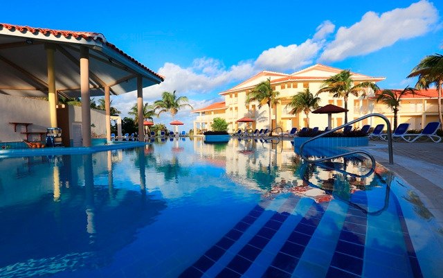 SIRENA POOL BAR AT BEACH CLUB