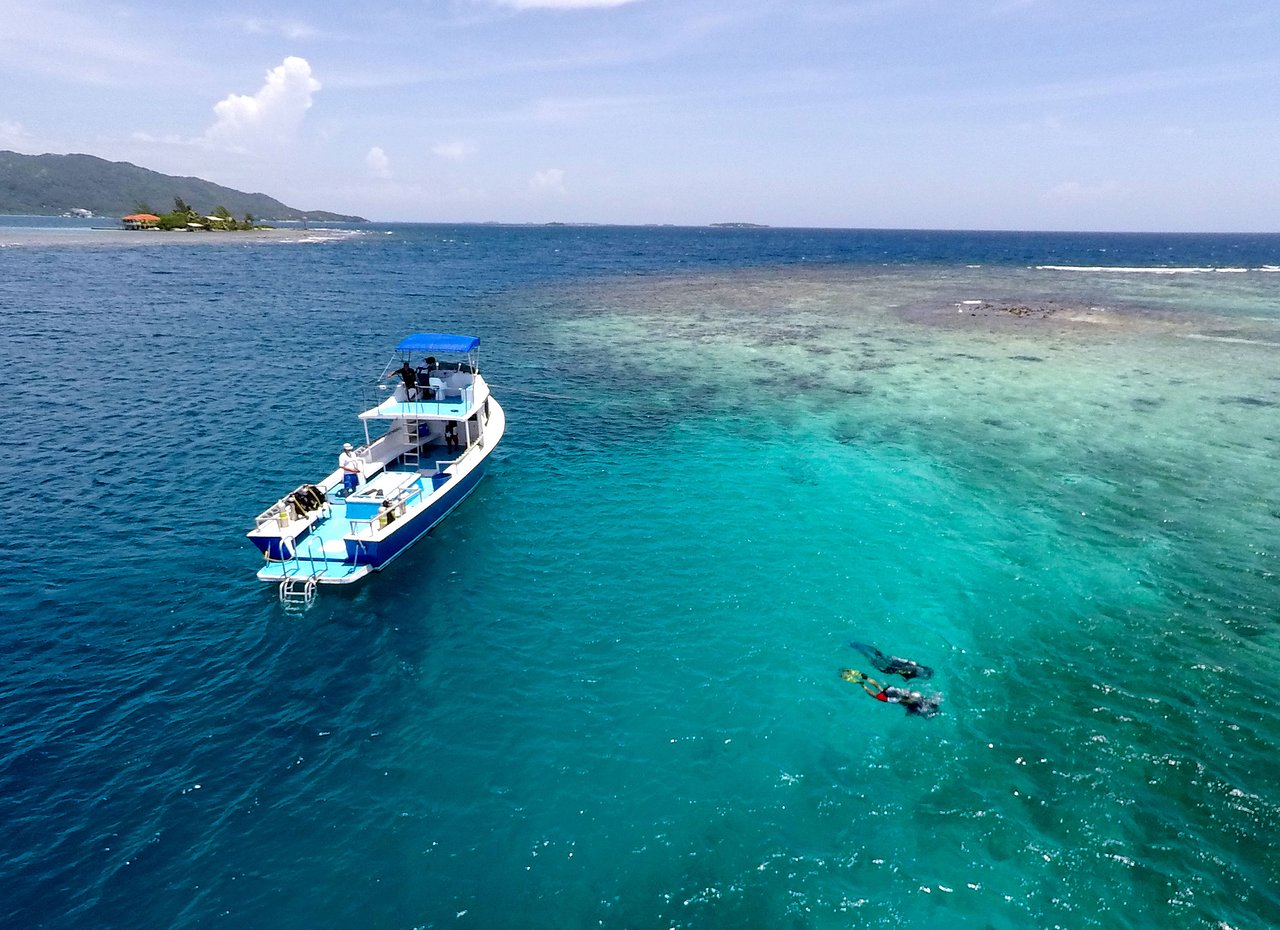 Dunbar Rock dive boat and divers