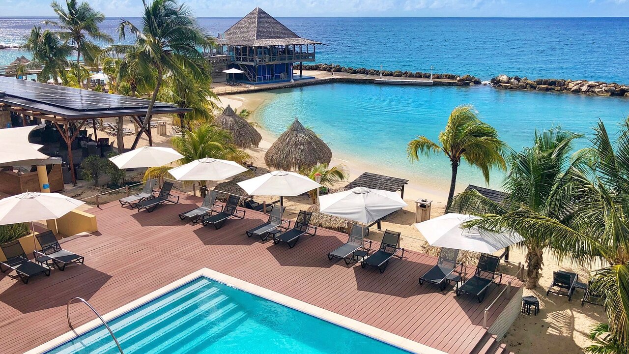 Avila's pool and beach