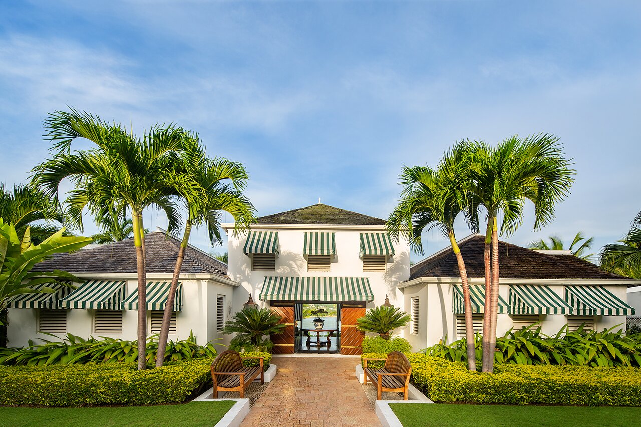 Timeless elegance - Round Hill entrance