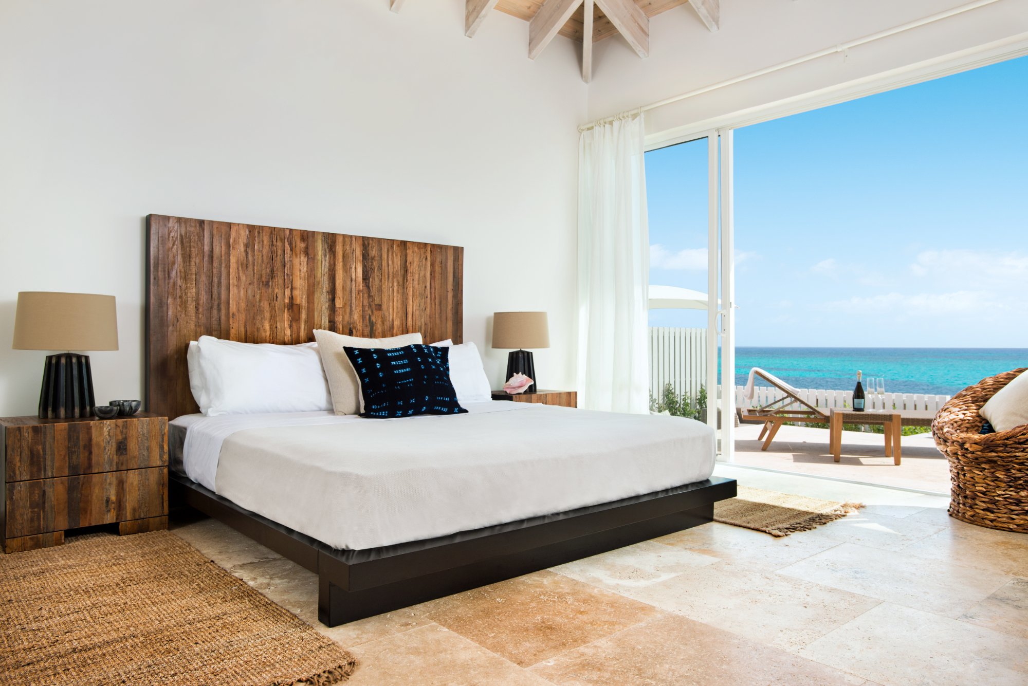 Beachfront Villa - Bedroom and private terrace